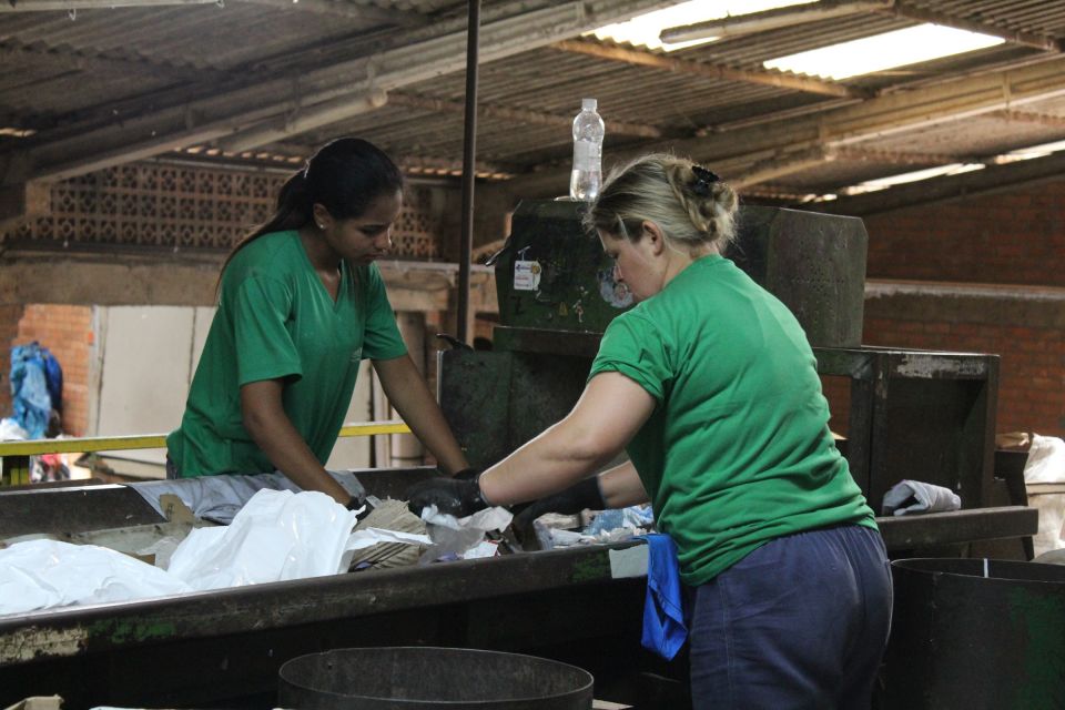 Revista Servioeste Sade e Meio Ambiente - Em 2016, cada brasileiro produziu, em mdia, 1,040 kg de lixo domstico. 