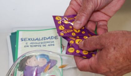 Revista Servioeste Sade e Meio Ambiente Sobre o HIV O HIV é o vírus da Aids (Síndrome da Imunodeficiência Adquirida), encontrado no sangue, no esperma, na secreção vaginal e no leite materno das pessoas...